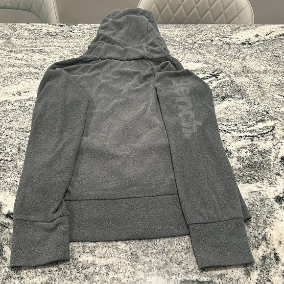 Size M Bench sweater, zip up pockets hoodie - Picture 9 of 9